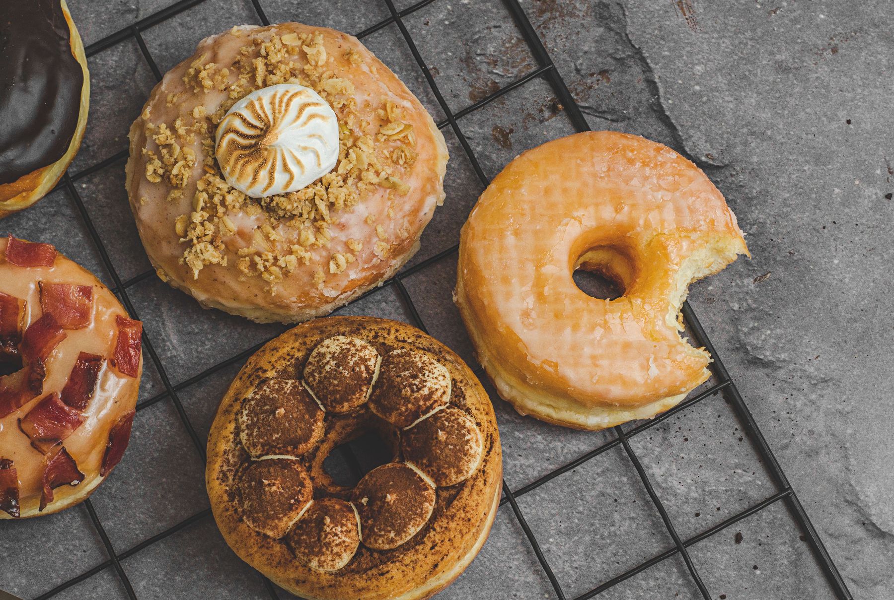 Donas de autor recién hechas sobre una rejilla
