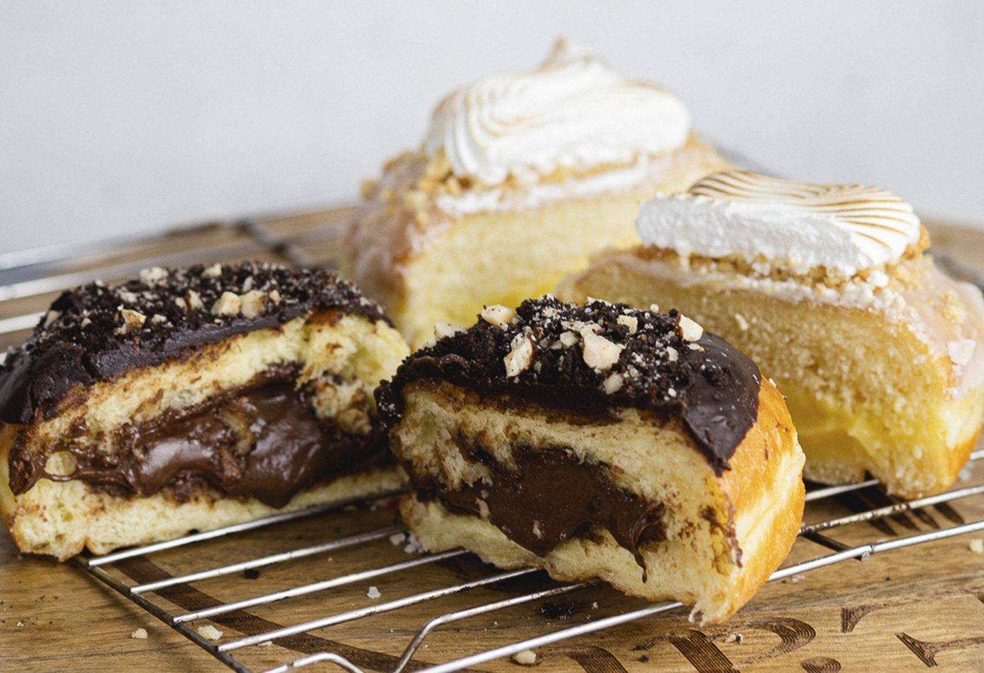 Donas cortadas por la mitad: se ve el relleno de la casa dentro de la masa brioche